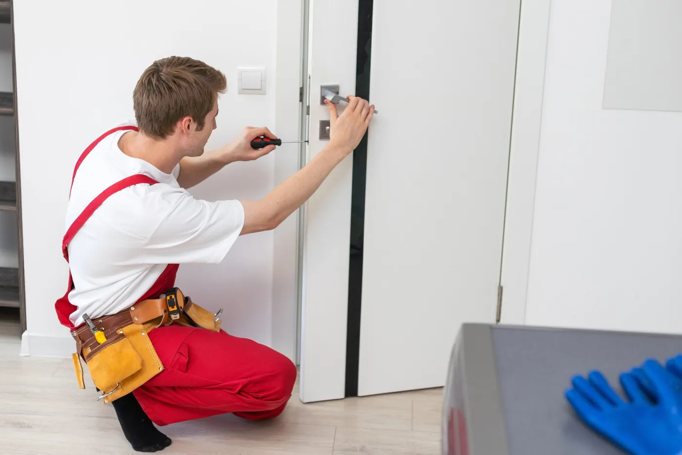 Serrurier installant une serrure sur la porte d'un immeuble de South Pigalle, Paris 9e